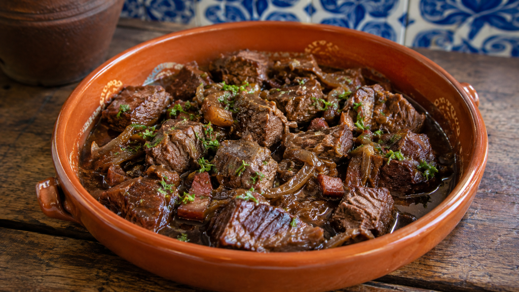 Alcatra de Terceira, bœuf açorien mijoté au vin dans une cocotte en terre