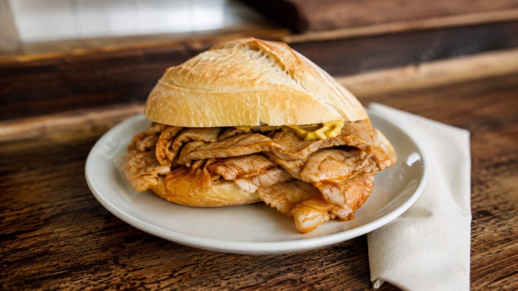 Bifana, sandwich portugais au porc mariné