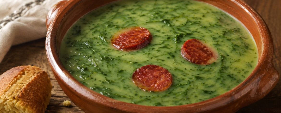 Caldo Verde, soupe portugaise au chou vert et au chouriço