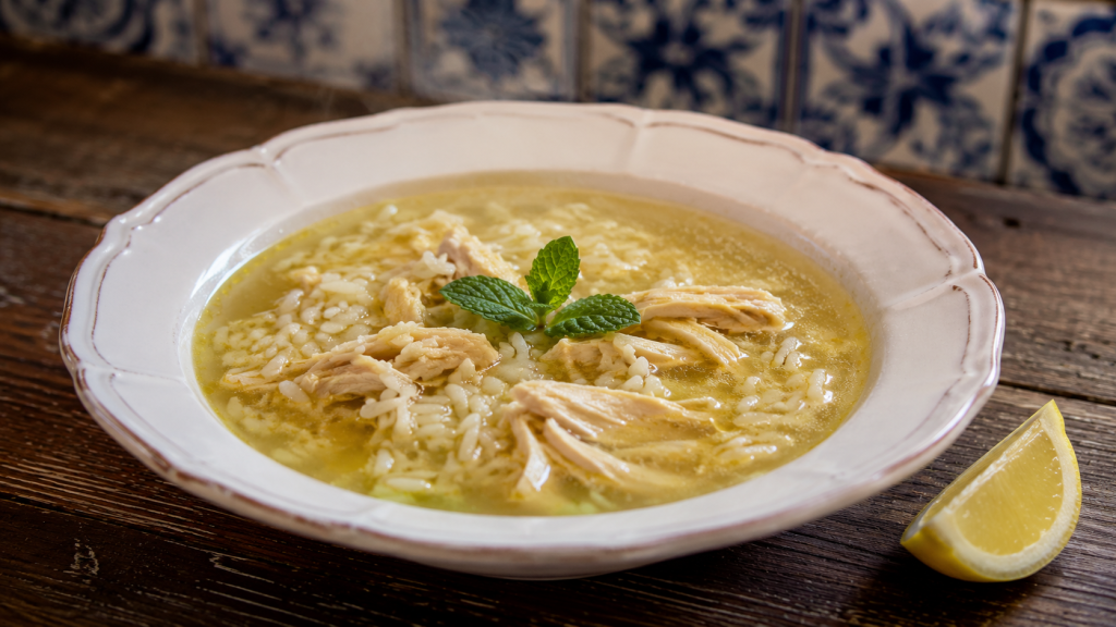 Canja de Galinha portugaise, bouillon de poulet au riz et à la menthe