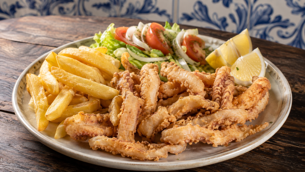 Choco Frito de Setúbal, lanières de seiche frites avec citron et frites