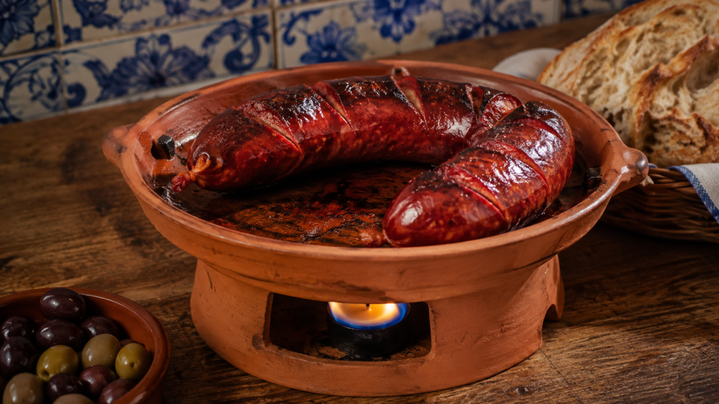 Chouriço Assado portugais grillé dans un récipient en terre cuite