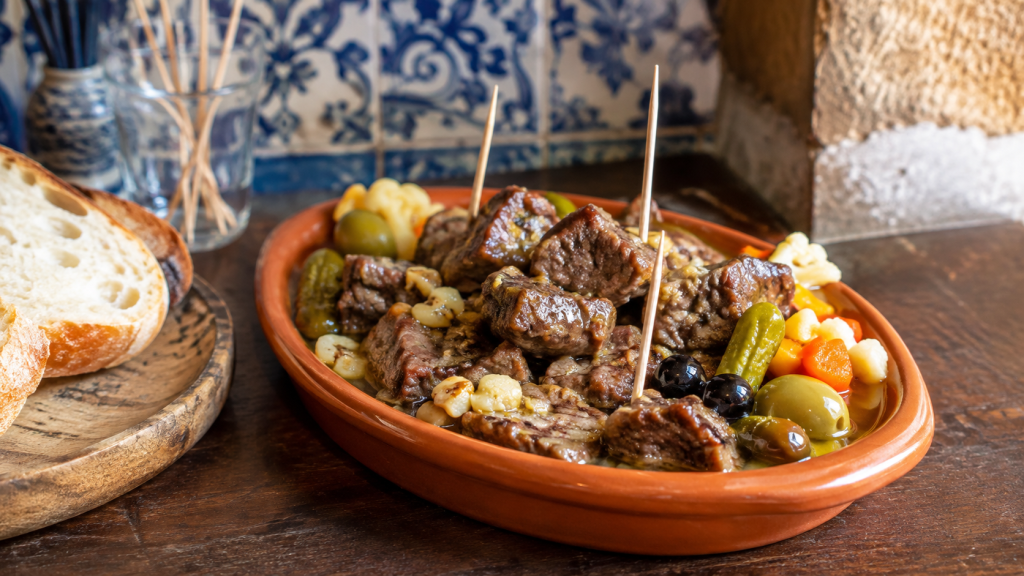 Pica-Pau portugais, bouchées de bœuf en sauce avec pickles et olives